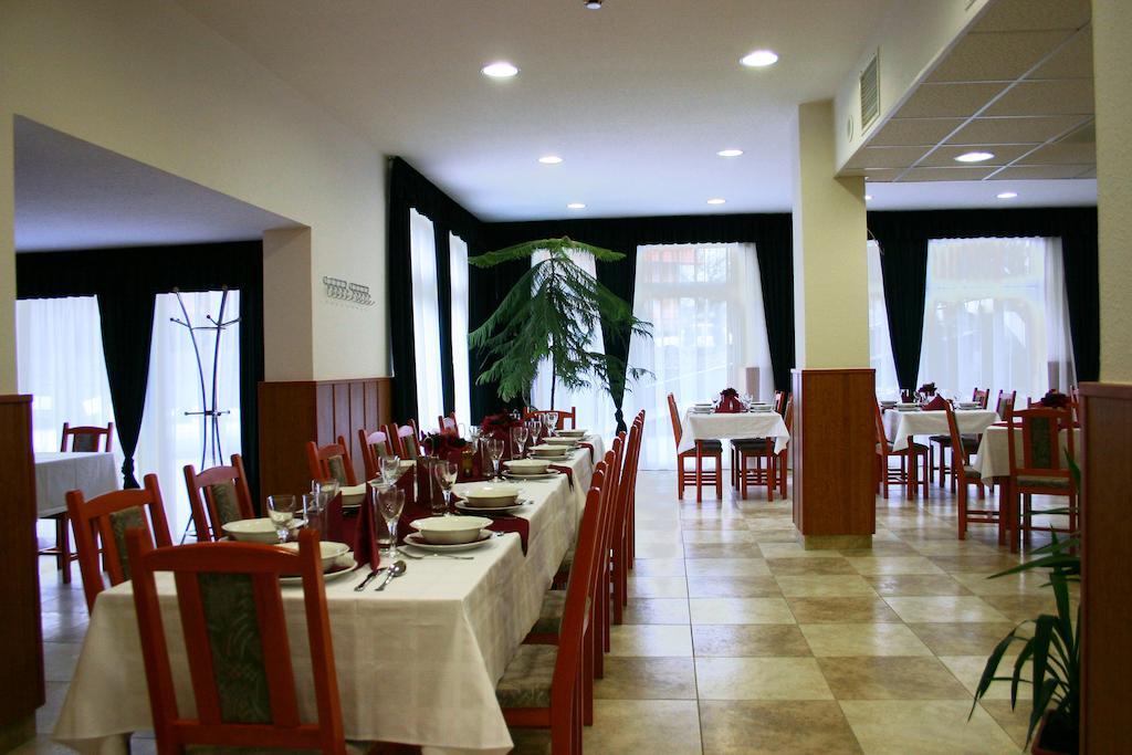 Hotel Pontis Biatorbágy Exteriér fotografie