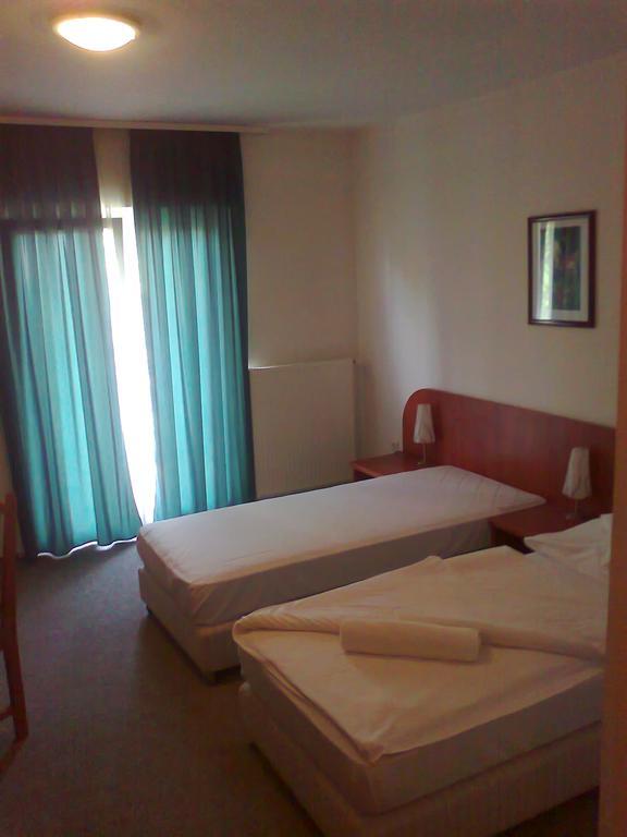 Hotel Pontis Biatorbágy Pokoj fotografie