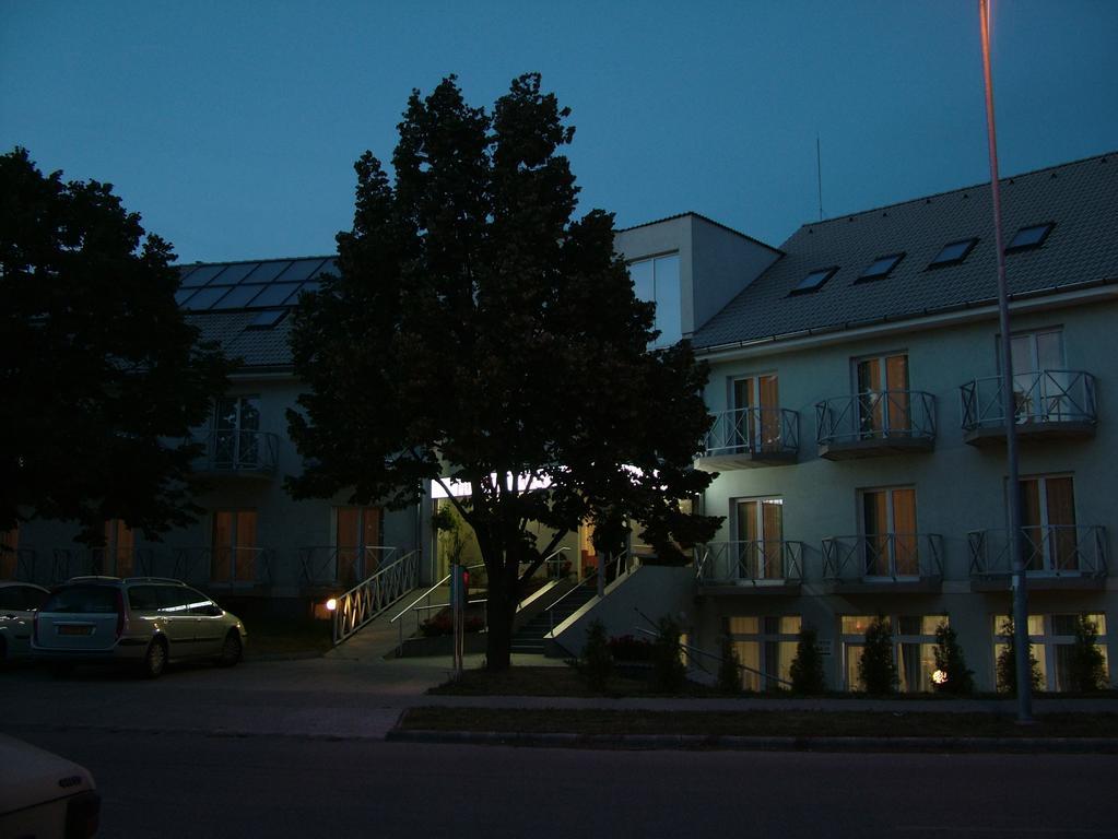 Hotel Pontis Biatorbágy Exteriér fotografie