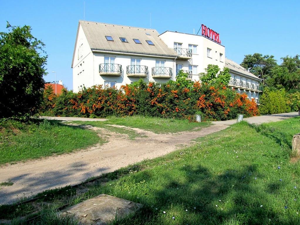 Hotel Pontis Biatorbágy Exteriér fotografie
